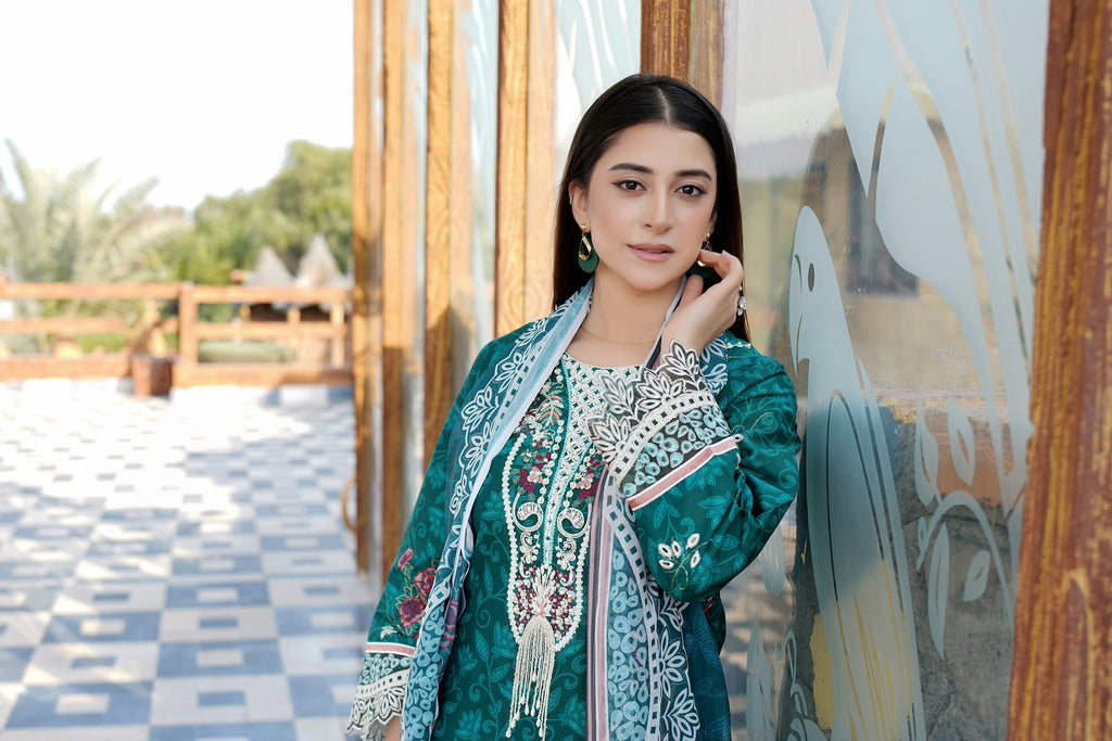 Embroidered 3 Piece Suite-Chiffon Dupatta